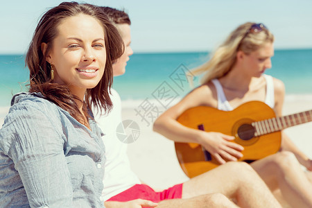 海滩上轻女人的肖像海滩上轻女人的肖像他的朋友背景上图片