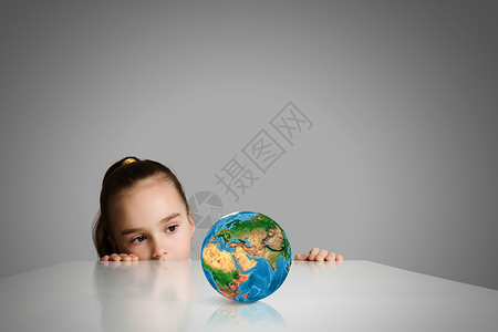 儿童地球星球小可爱的女孩看着地球仪这幅图像的元素由美国宇航局提供的图片