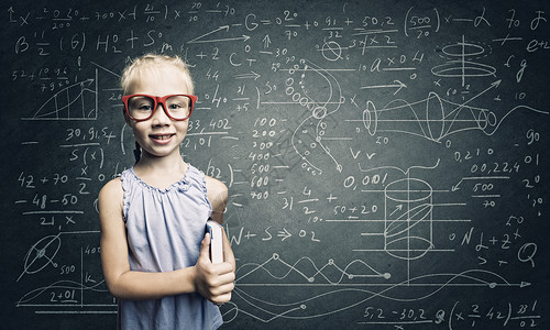 聪明的女学生天才女孩戴着红色眼镜,靠近黑板,公式图片