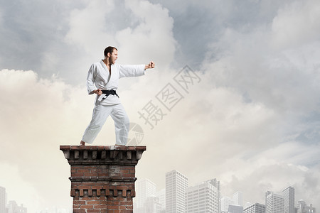 穿着白色基米诺的空手道男人轻坚定的空手道男子高空图片
