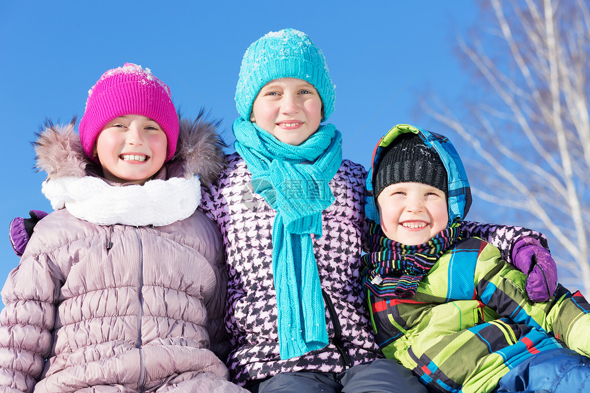 冬天的乐趣三个孩子美丽的雪冬公园里享受雪橇图片