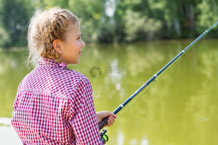 会钓大鱼的坐岸边钓鱼的可爱女孩的后视镜图片