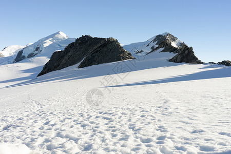 山峰山景雪,蓝天清澈图片