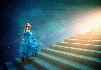 穿蓝色衣服的女士穿着蓝色连衣裙的轻女人走上楼梯图片