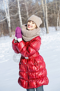 冬天的乐趣快乐的轻女人冬天的森林里玩得很开心图片