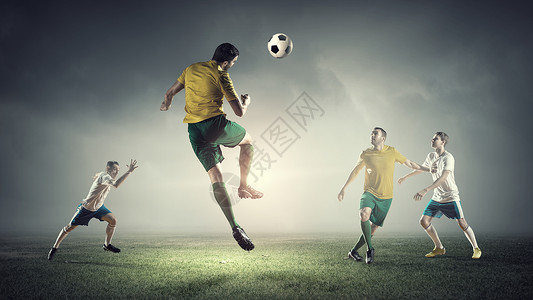 热足球时刻体育场球场的足球运动员为球而战背景图片