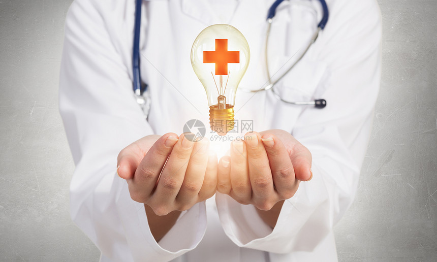 医学十字符号女医生白色灯泡与药物交叉标志图片