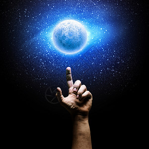 月亮的形象人类的手指向太空中的月亮图片