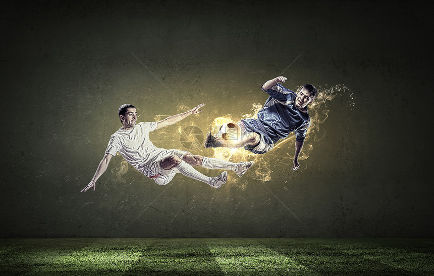 足球运动员两名足球运动员跳跃中争球图片