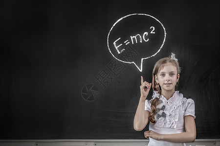 学校女孩黑板上用手指指向科学公式物理公式图片