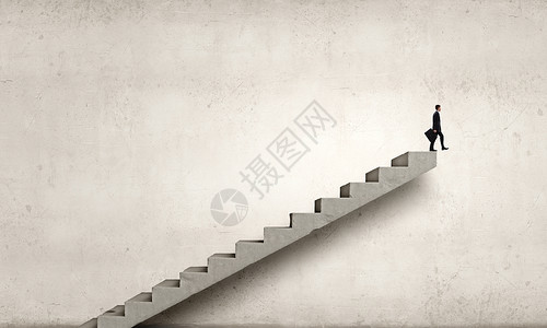 上职业阶梯楼梯上的轻商人代表着成功的图片