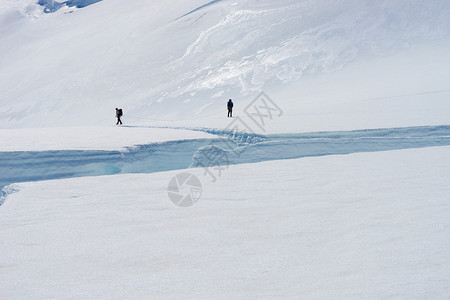 新西兰群人新西兰山脉的雪地里行走图片