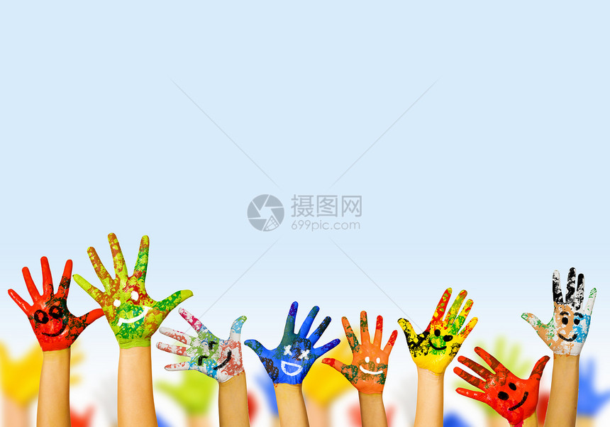 手颜料人的手五颜六色的油漆中微笑的形象图片