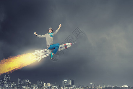 骑着火箭坐火箭的女孩轻开朗的女孩骑高高的天空上背景