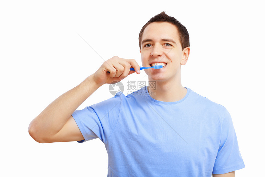 早上家刷牙的轻人图片