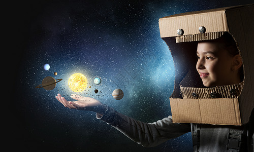 会探索太空可爱的小女孩,头上戴着纸箱头盔,梦想成为宇航员图片