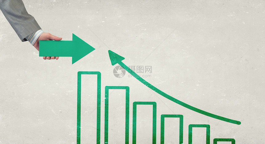 金融增长手持上升箭头代表业务增长图片