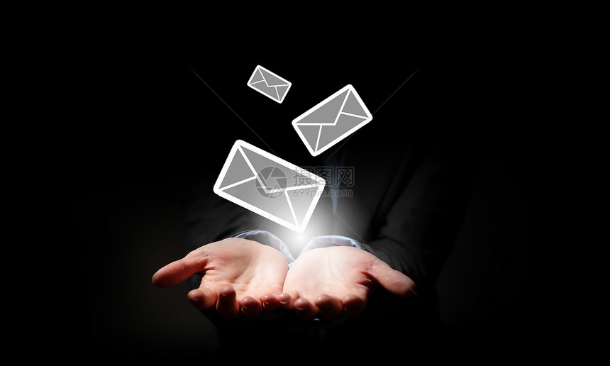 电子邮件符号商人手握电子邮件标志图片