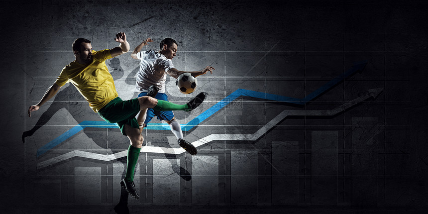 足球比赛统计足球运动员为球而战,并背景上进行进展信息图片
