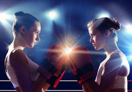 两个女人拳击两个轻漂亮的女人拳击图片