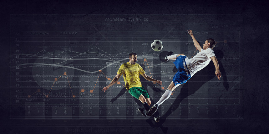足球比赛统计足球运动员为球而战,并背景上进行进展信息图片