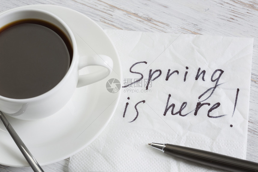 春天来了春天这里写餐巾纸杯咖啡上的信息图片