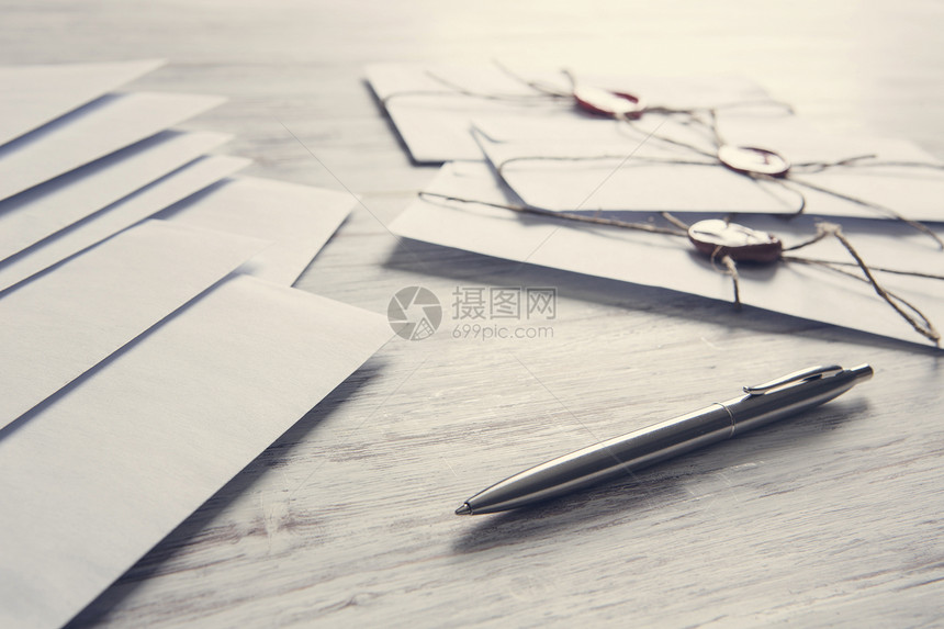 桌子上印章的信件旧的邮政与信封与蜡密封木制表图片