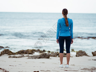 活泼的轻女人站海洋前图片