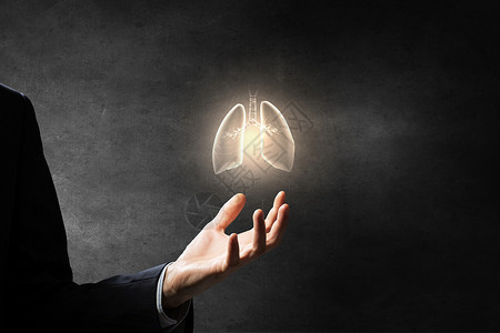 荧光照相术健康的肺呼吸男手黑暗背景上着肺的象征背景