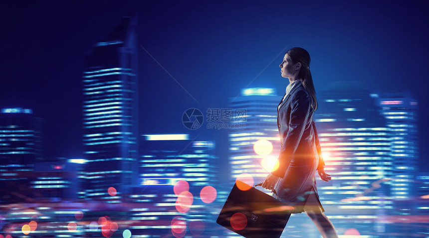 工作深夜轻优雅的女商人夜城市背景下图片