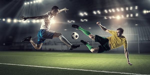 热足球时刻体育场球场的足球运动员为球而战高清图片