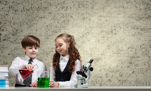 化学课上两个可爱的孩子化学课制作实验背景图片