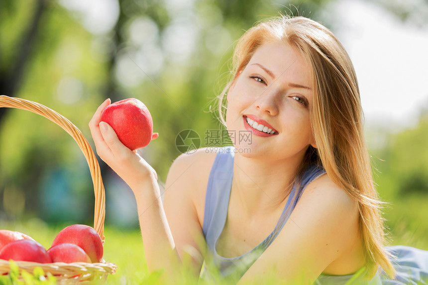 带苹果的女孩夏天公园里带着苹果的轻漂亮女人图片