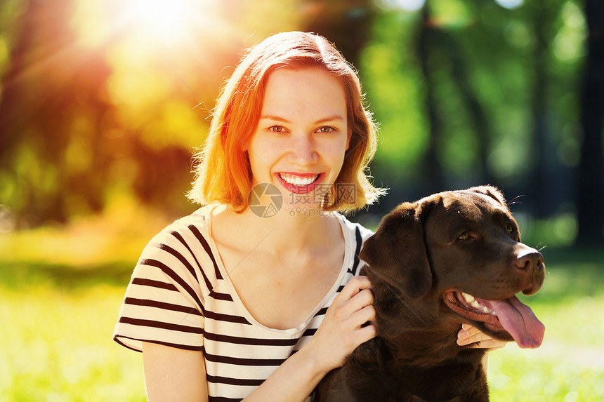 最好的朋友轻的女孩带着猎犬夏天的公园散步图片