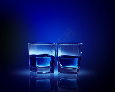 两杯蓝色液体两杯蓝色液体的图像图片