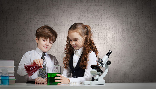 化学课上两个可爱的孩子化学课制作实验图片