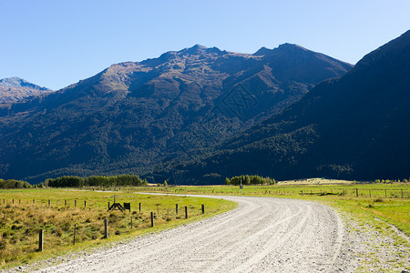 风景如画新西兰阿尔卑斯山道路的自然景观背景图片