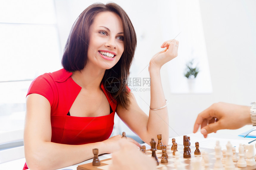 商界女坐国际象棋计划前坐国际象棋前的商人女人图片