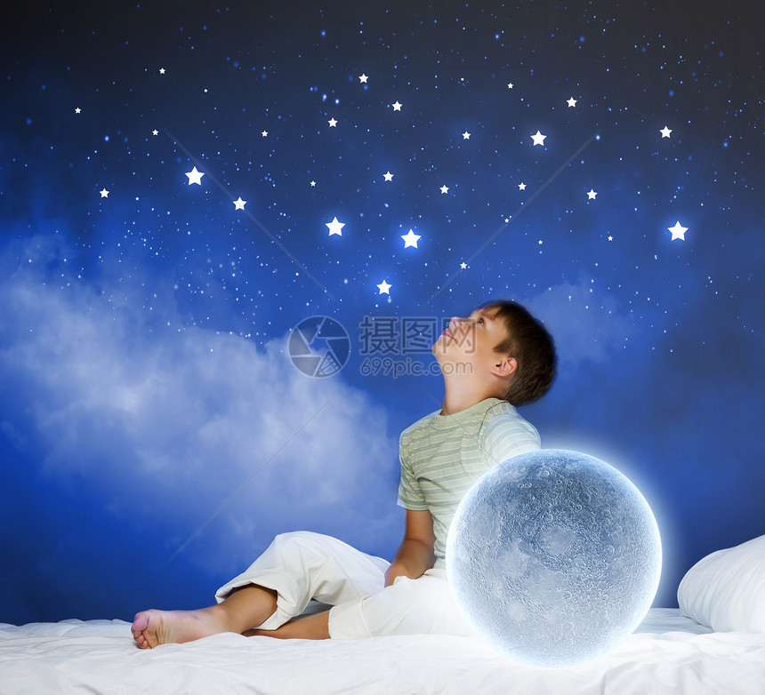 晚上梦可爱的男孩月亮睡床上图片
