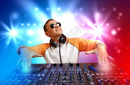 DJ个调音台设备来控制声音播放音乐DJ混合器背景图片