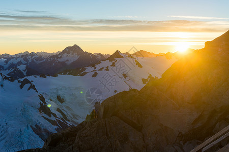 山峰山景雪,蓝天清澈图片