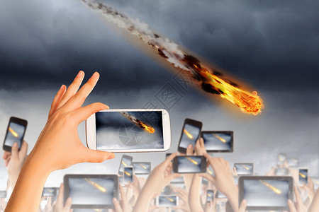 火的照片素材坠落的陨石人们手机相机上拍摄坠落陨石的照片背景