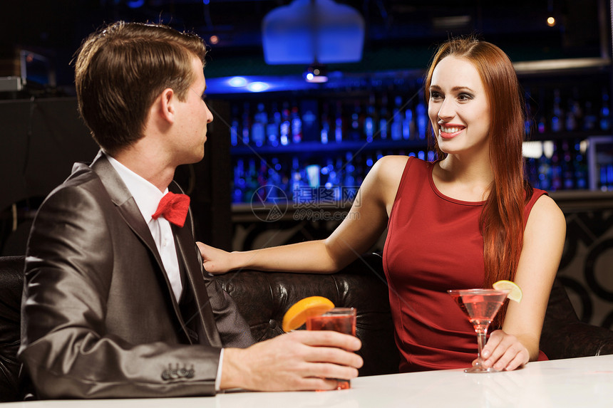 优雅的酒吧里轻英俊的男人,伴随着优雅的女士图片