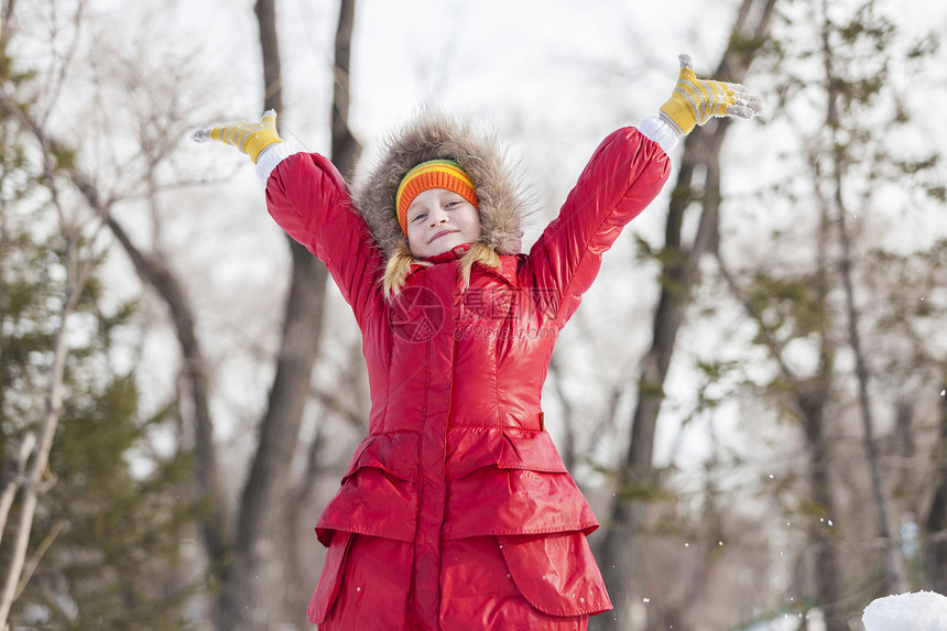 可爱的学龄女孩冬天的公园玩得很开心冬季活动图片