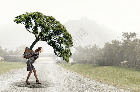 成功之树女商人背着盆栽背景图片