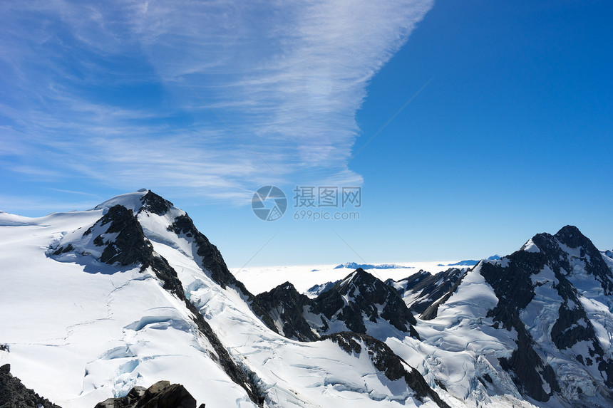 雪山山景雪,蓝天清澈图片