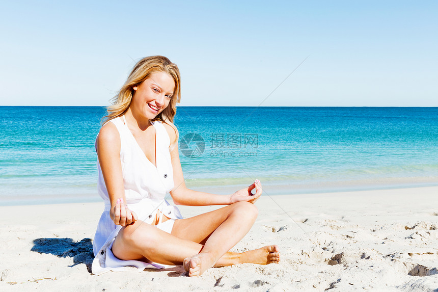 轻的女人海滩上放松轻漂亮女人沙滩上放松冥想的肖像图片