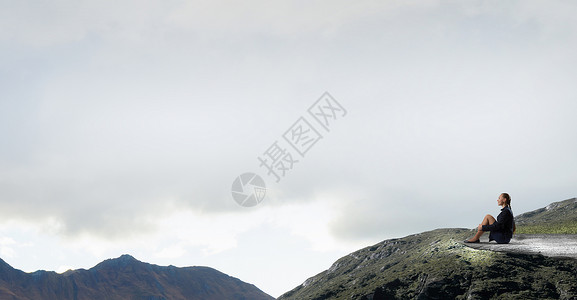 丧失能力她处于困境孤立之中无聊的轻女商人独自坐山顶上背景