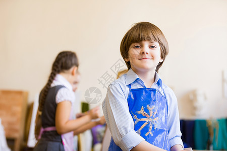 可爱的男孩画幼儿园小可爱男孩绘画图片的形象图片