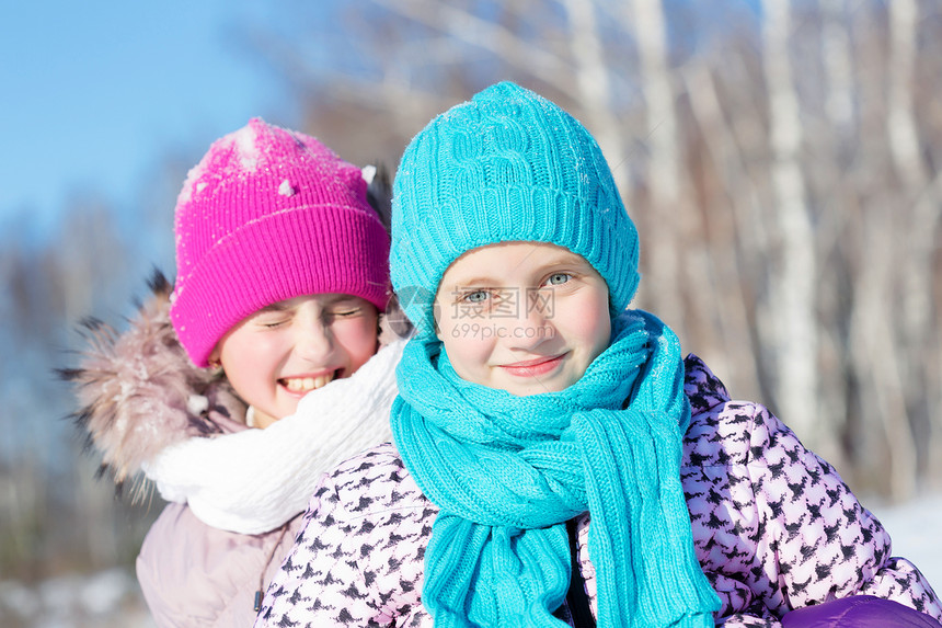冬天的乐趣两个可爱的女孩美丽的雪冬公园里享受雪橇图片